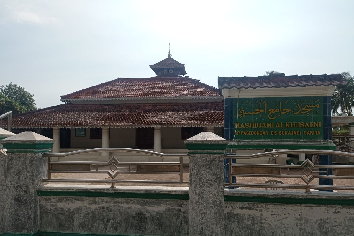 Masjid Al Khusaeni Pantai Carita Banten mendunia