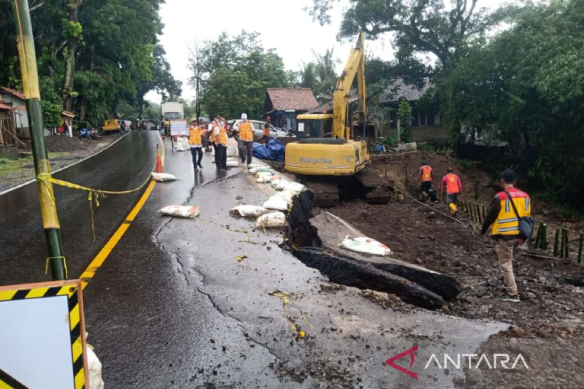 Polisi alihkan kendaraan besar hindari jalan ambles di Tomo Sumedang