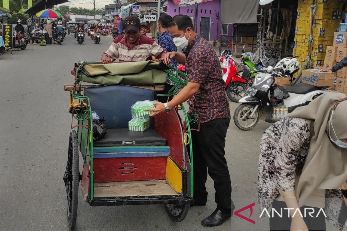 Bank Kalsel Syariah Barabai bagikan takjil kepada pengguna jalan