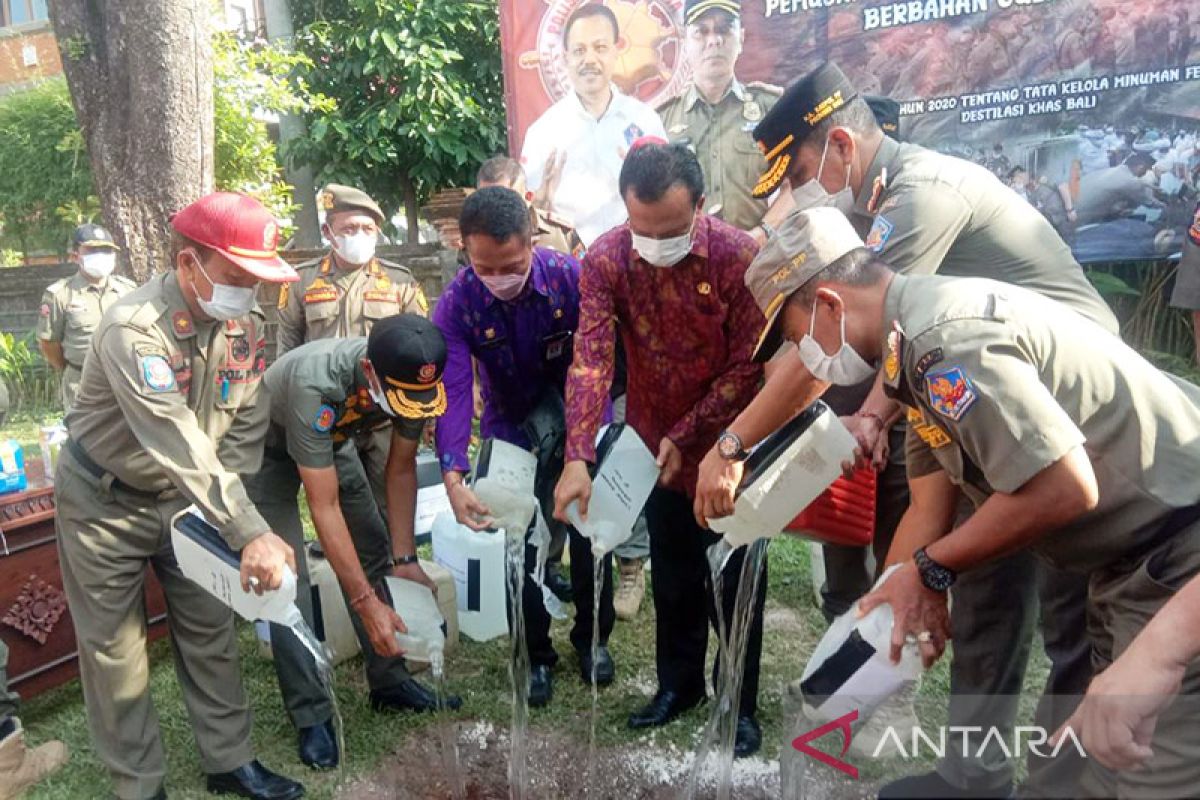 Pemprov Bali musnahkan 485 liter arak gula pasir sitaan di Karangasem