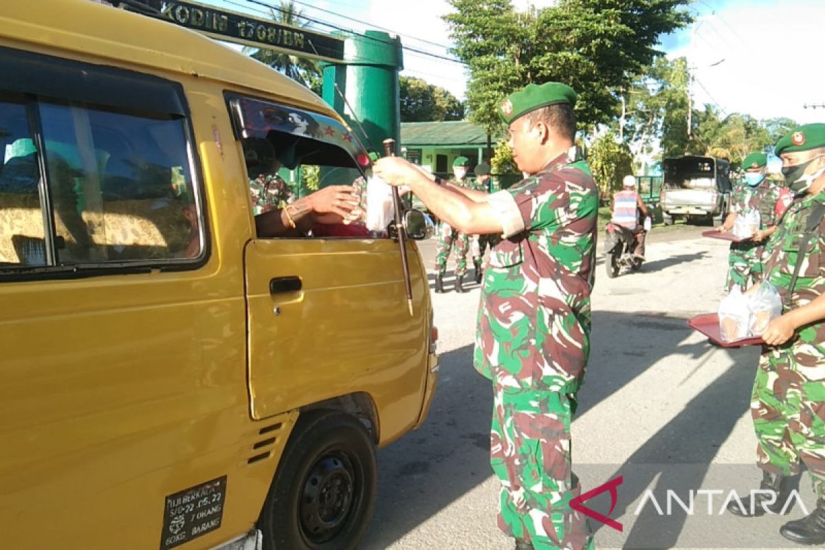 Kodim Biak Numfor berbagi takjil gratis dengan pengguna jalan