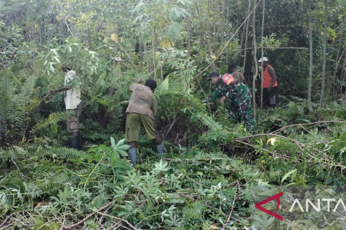 Babinsa Numfor membantu warga membuka lahan kosong untuk perkebunan