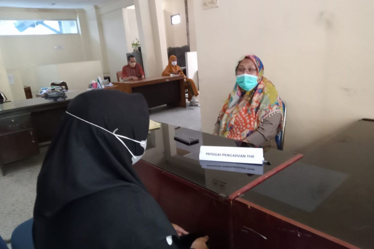 Disnaker Mataram menerima pengaduan pekerja terkait pembayaran THR