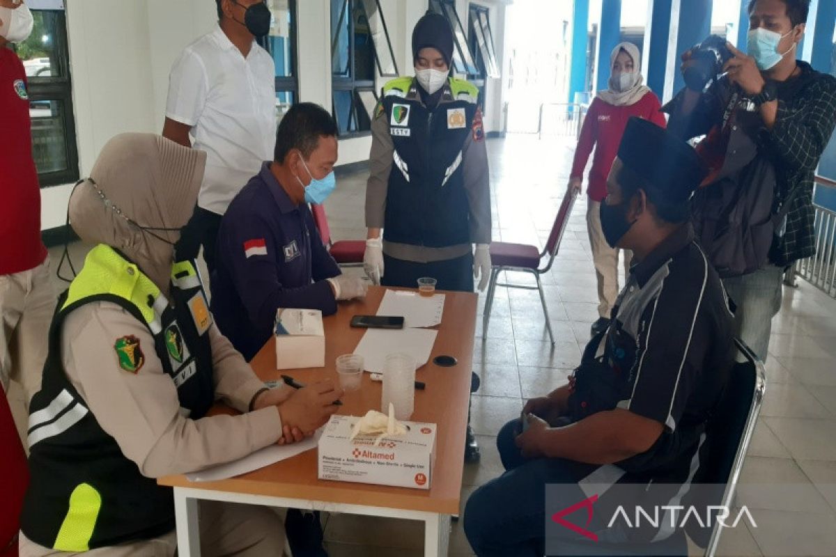 Sopir bus mudik Lebaran di Terminal Tirtonadi Solo ikuti tes urine