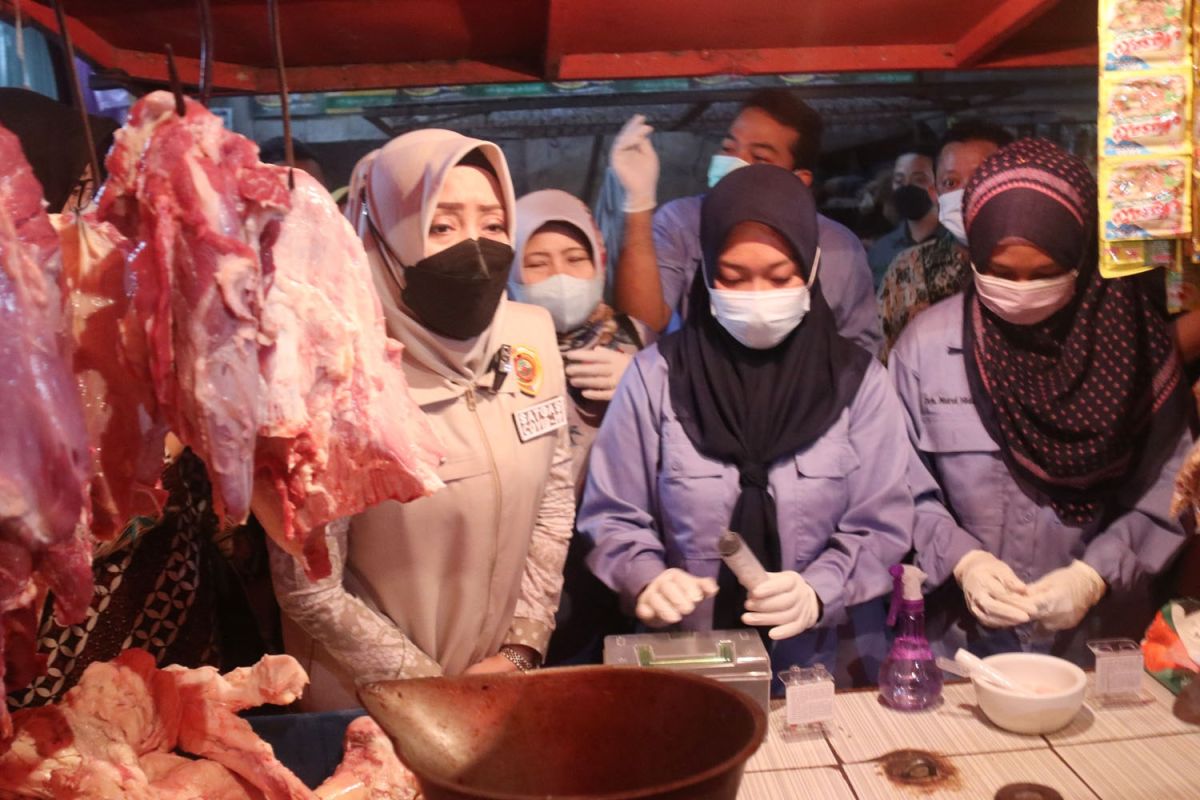 Sidak pasar, Bupati Mojokerto cek kelayakan daging layak konsumsi jelang Lebaran
