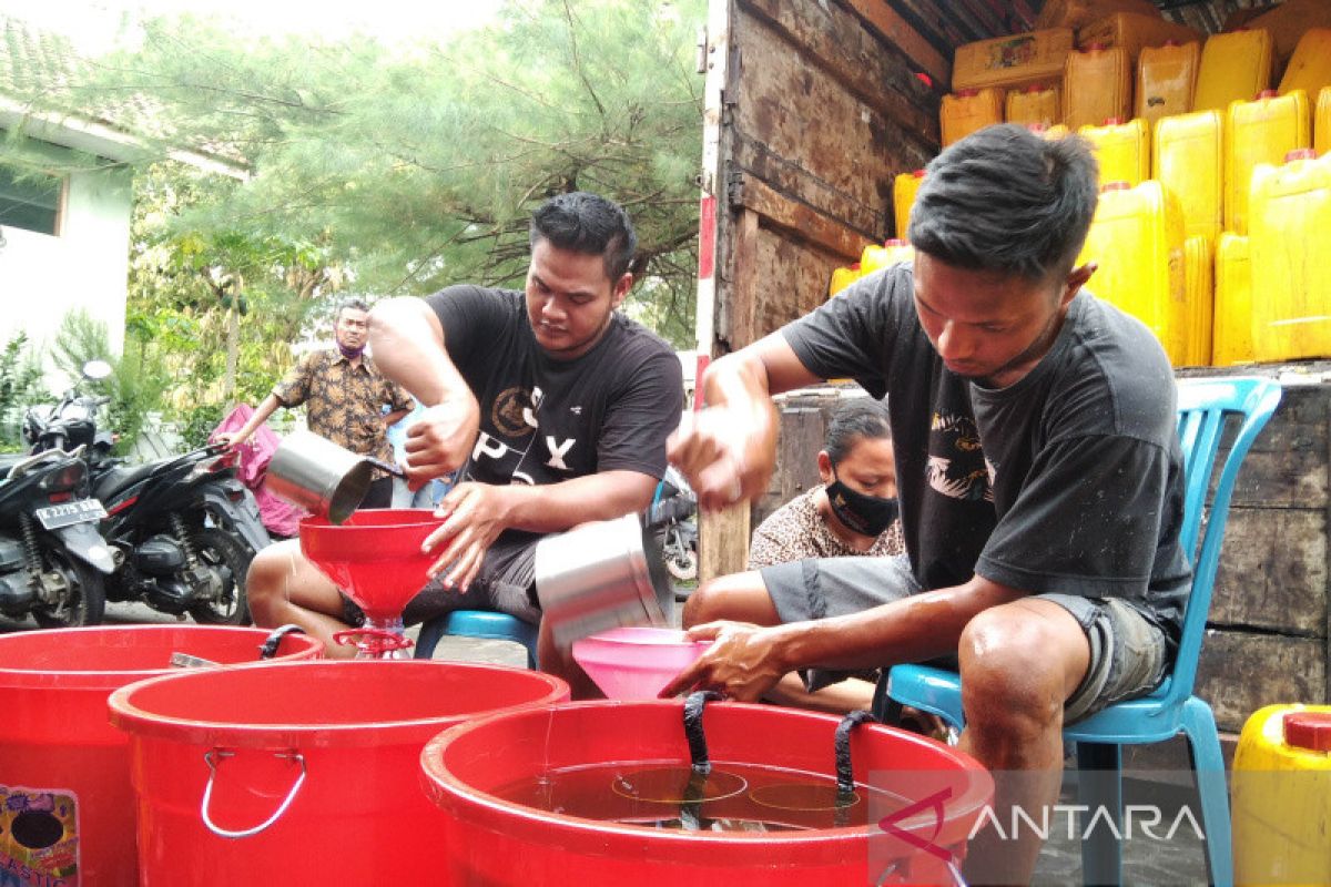 Warga Kudus digelontorkan 8.000 liter minyak  goreng curah