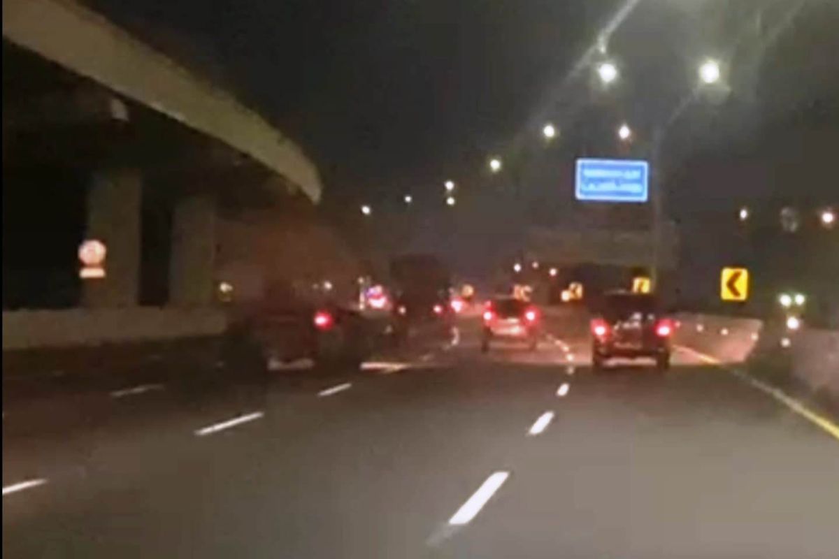 Arus lalu lintas di Tol Jakarta-Cikampek terpantau lancar pada H-5 jelang Lebaran
