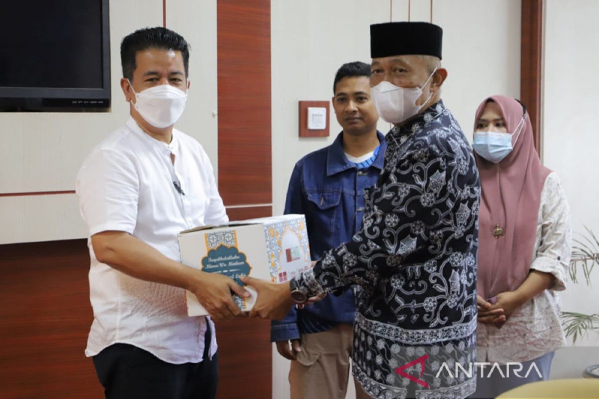 Pemkot Solok terima 100 paket sembako dari Emersia Hotel and Resort Batusangkar
