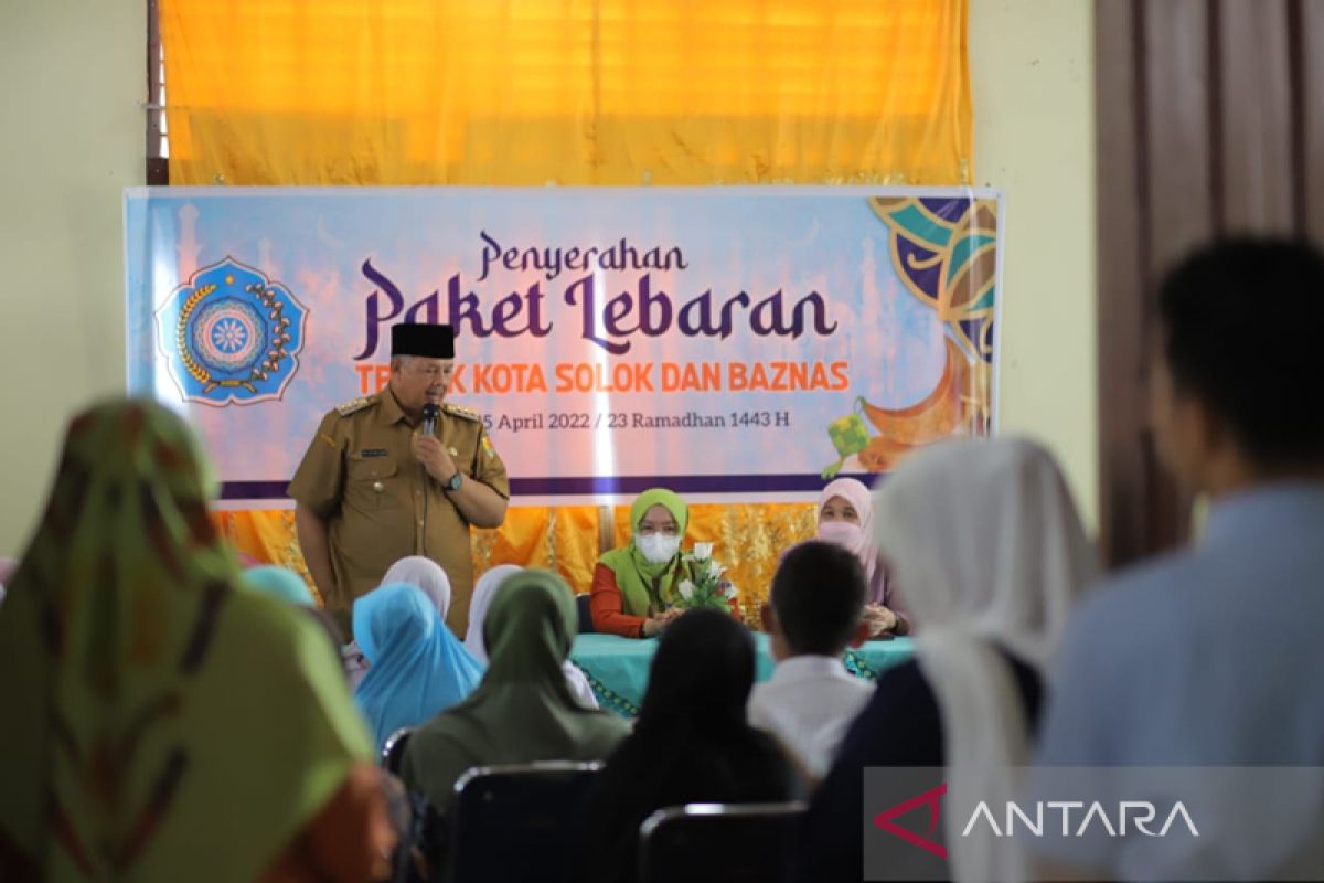 Pemkot Solok serahkan 325 paket lebaran untuk warga kurang mampu