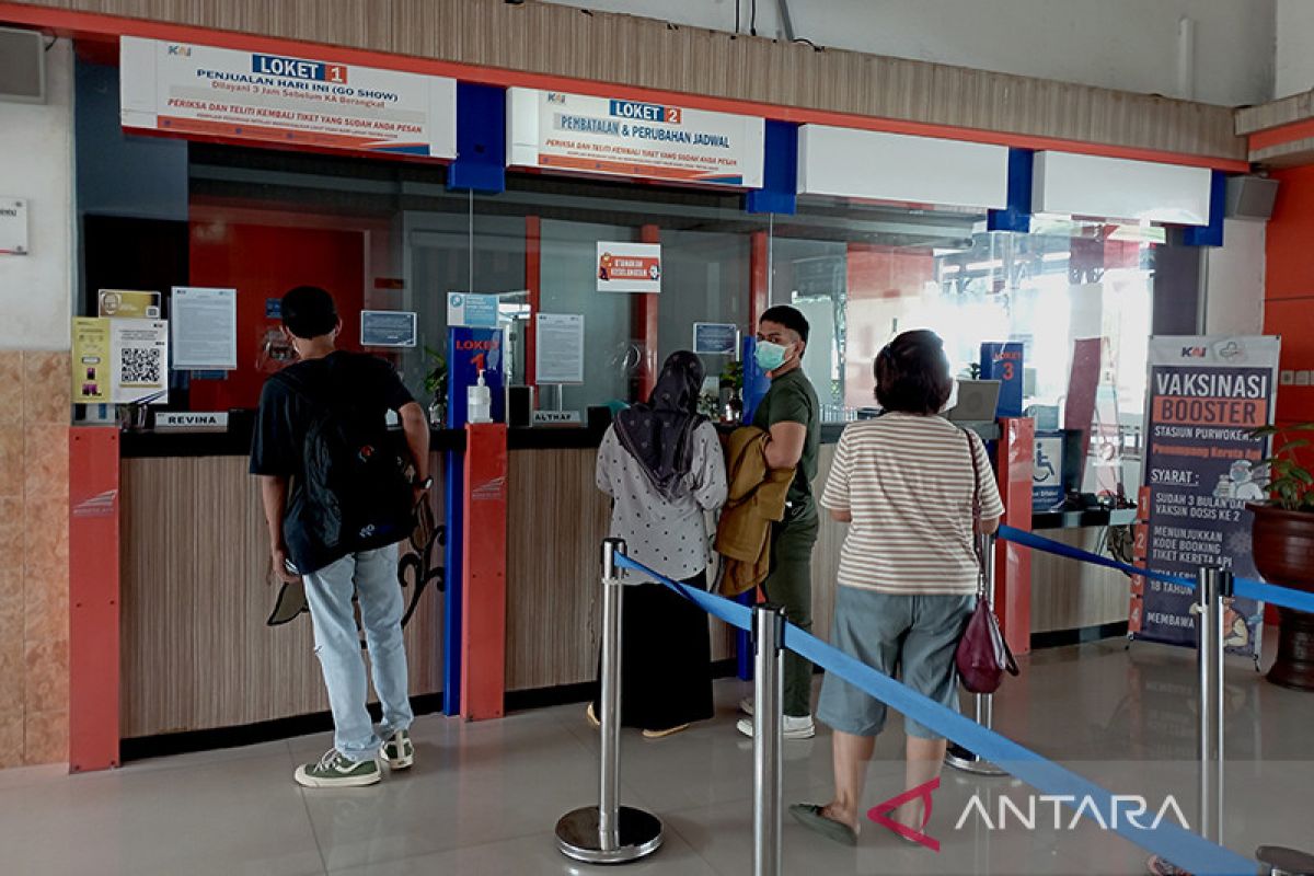 Kedatangan penumpang KA di Stasiun Purwokerto mulai meningkat