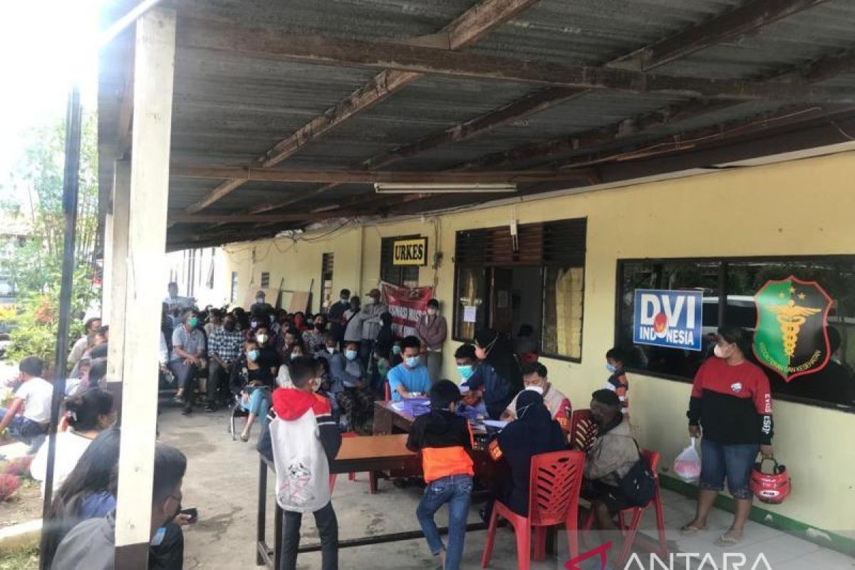 ARUS MUDIK - Polres Jayawijaya membantu pemudik dapatkan vaksinasi