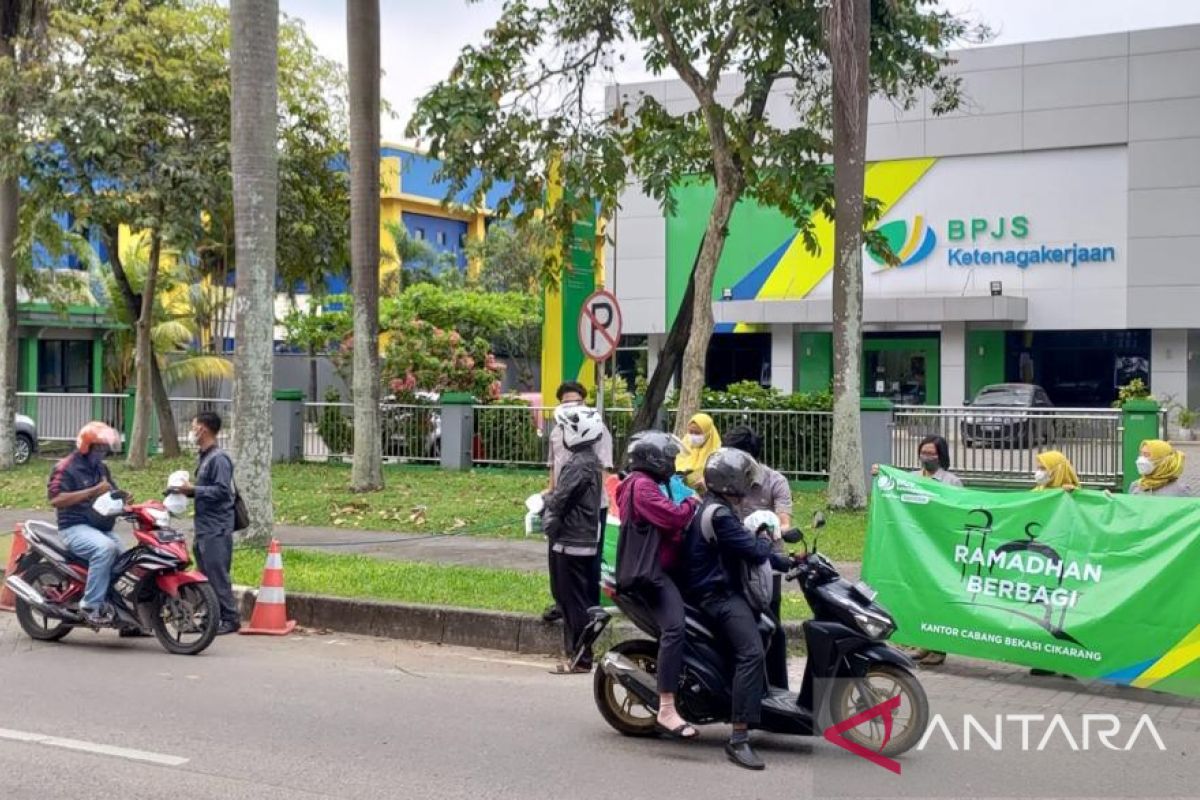 BPJAMSOSTEK Cikarang bagikan 200 paket 