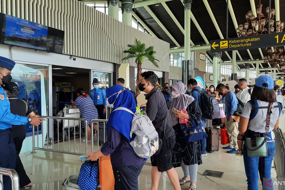 Pemudik Lebaran Di Bandara Soetta Masih Terpantau Ramai Antara News 4352