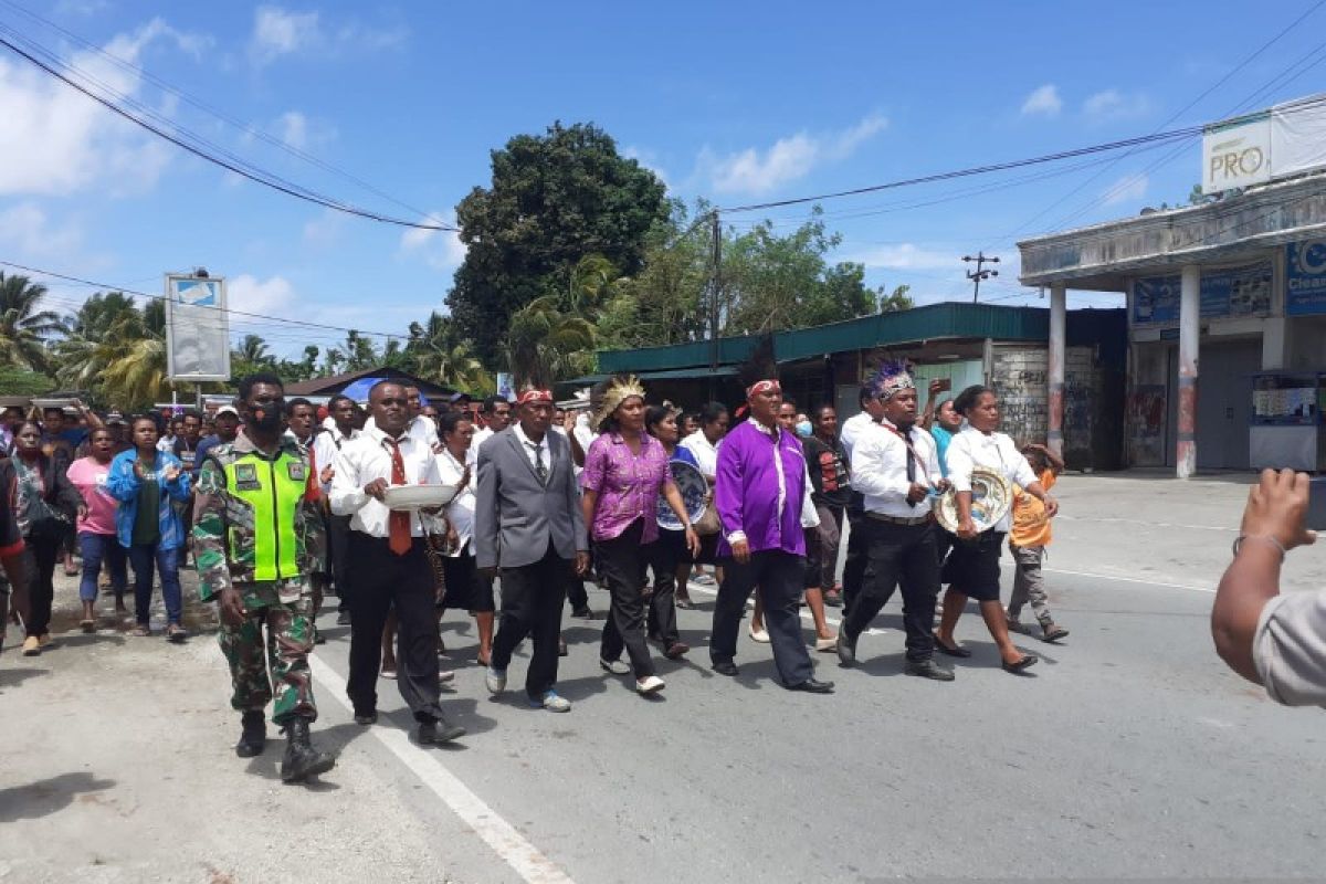 Babinsa Kampung Syabes dampingi warga antar tokoh agama pindah tugas