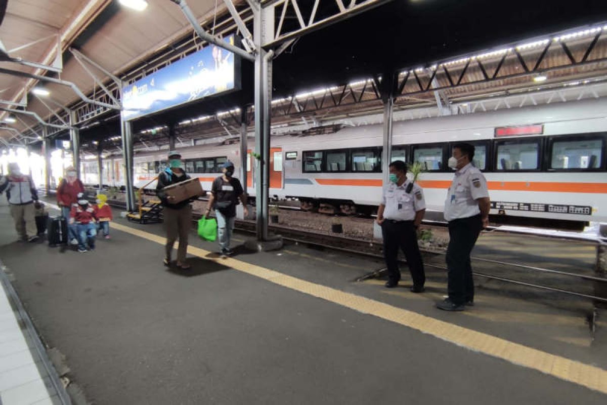 Ratusan pemudik gratis gunakan kereta api tiba di Semarang