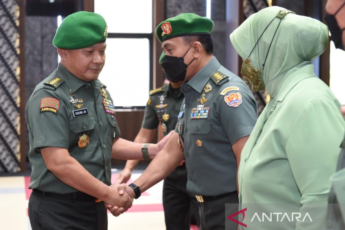 24 Perwira Tinggi TNI Angkatan Darat naik pangkat