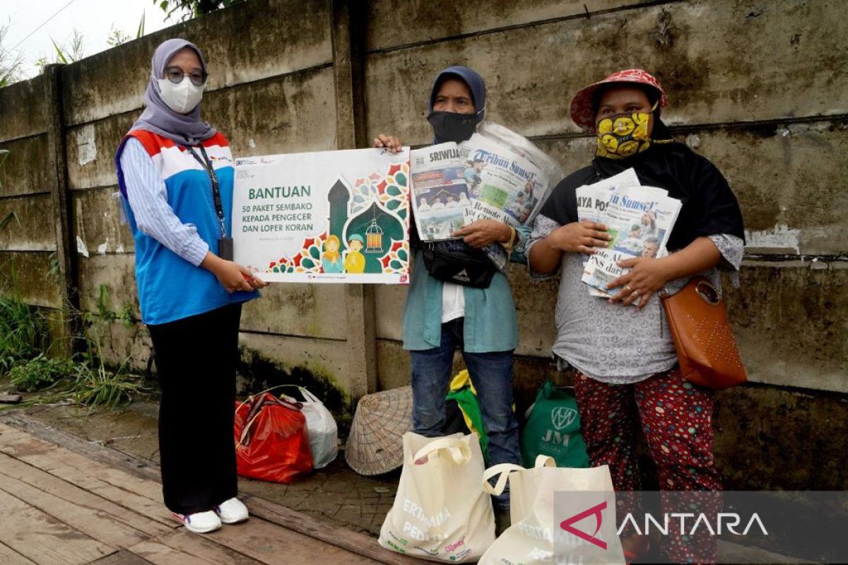 Pertamina Patra Niaga Sumbagsel bagikan sembako kepada loper koran