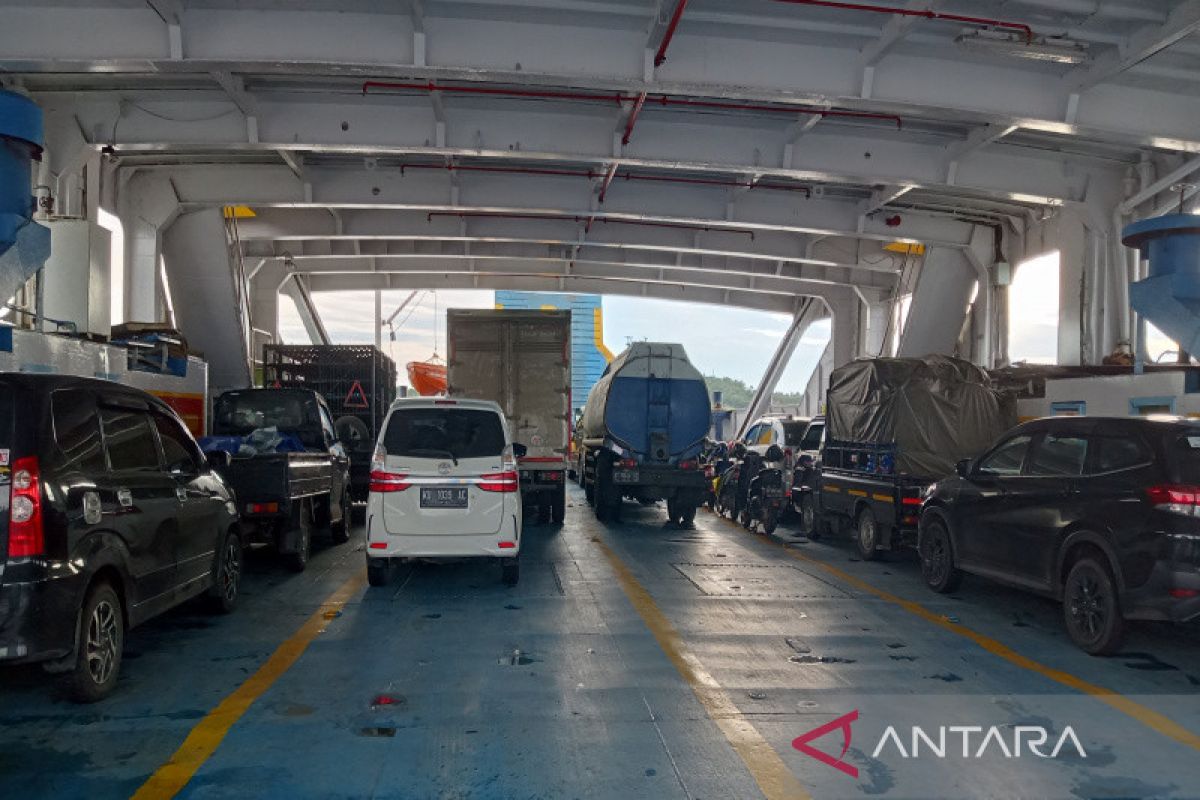 Penumpang kapal Ferry  penyeberangan Balikpapan-Penajam masih lengang