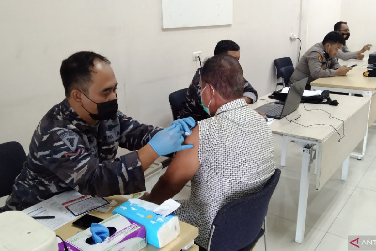 Pemudik manfaatkan vaksinasi dosis ketiga di Pelabuhan Tanjung Priok