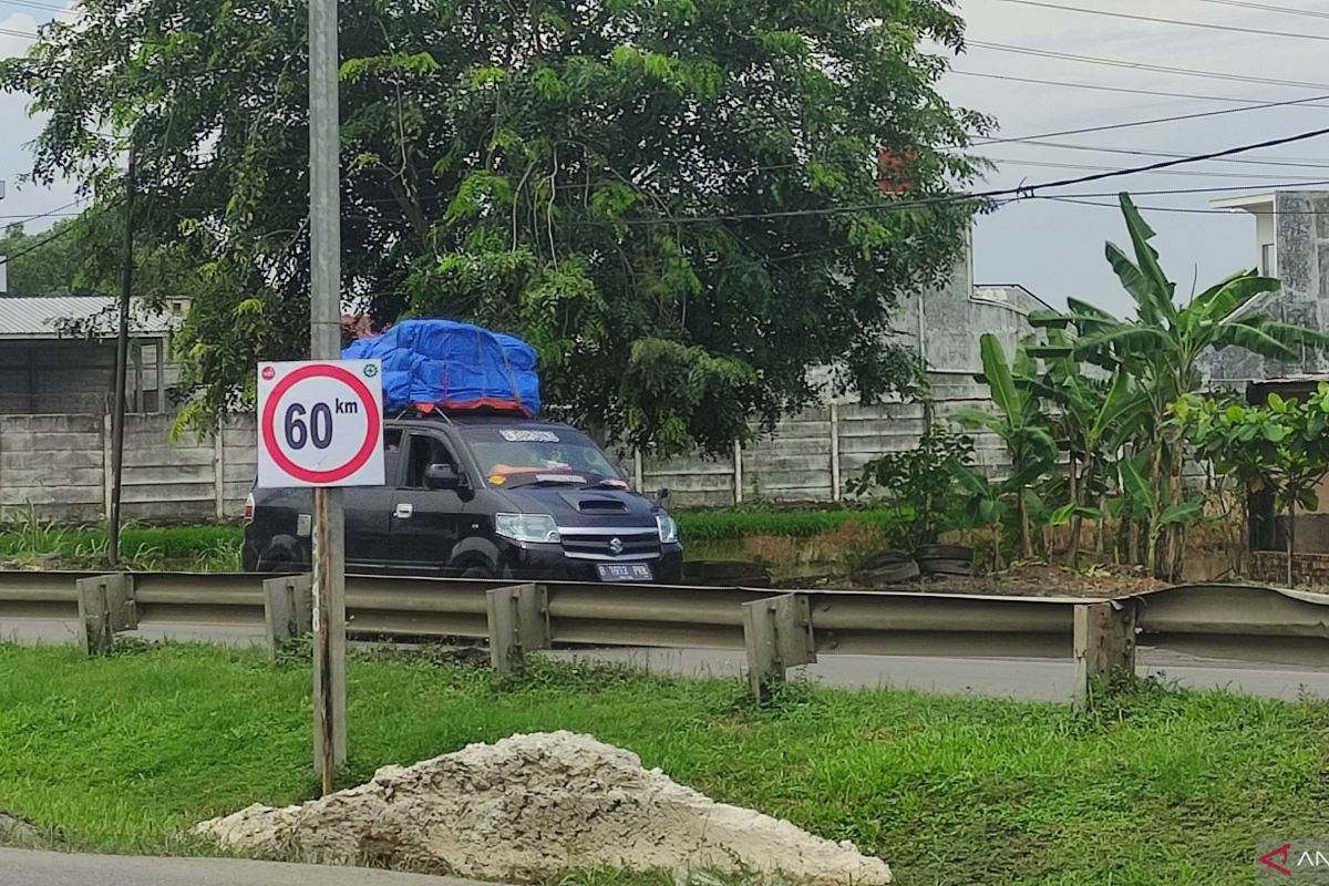 Dishub pasang rambu lalu lintas di Jalan Alternatif Lintas Sumatera