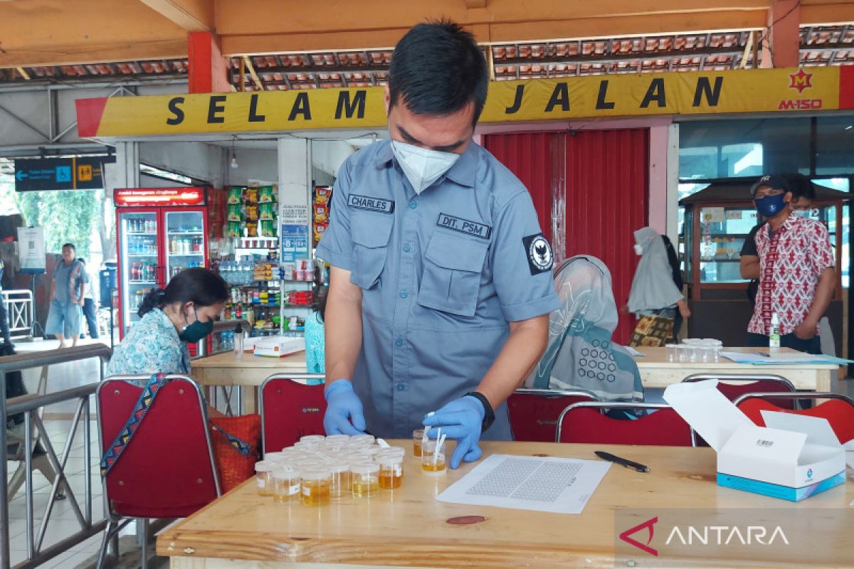 BNN tes urine sopir di Terminal Kampung Rambutan