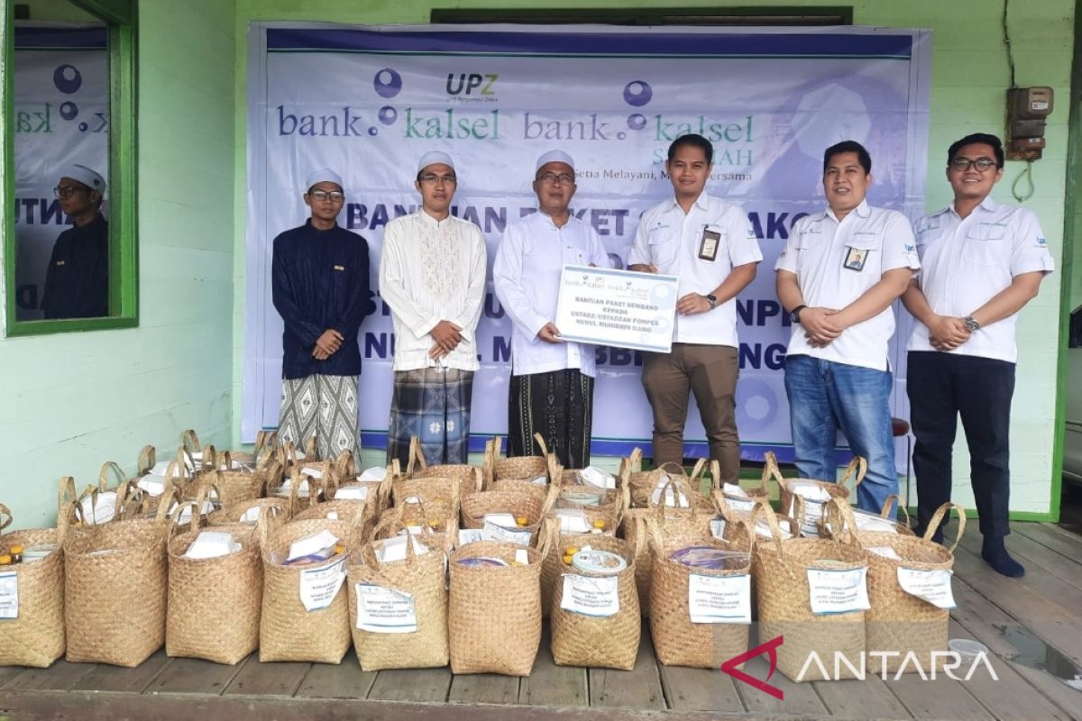 Bank Kalsel Syariah Barabai-UPZ bagikan paket sembako ke pengajar ponpes