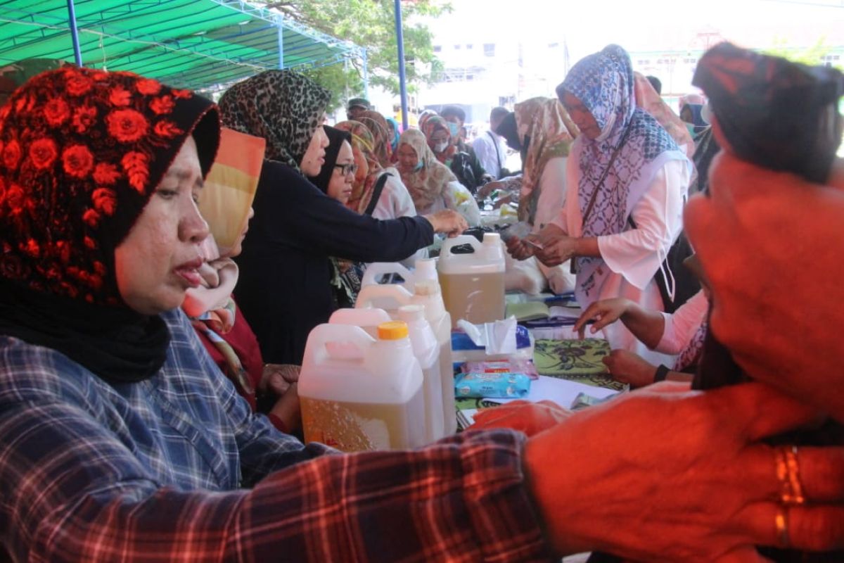 Warga padati pasar murah Mitra Tani Ramadhan di Ternate