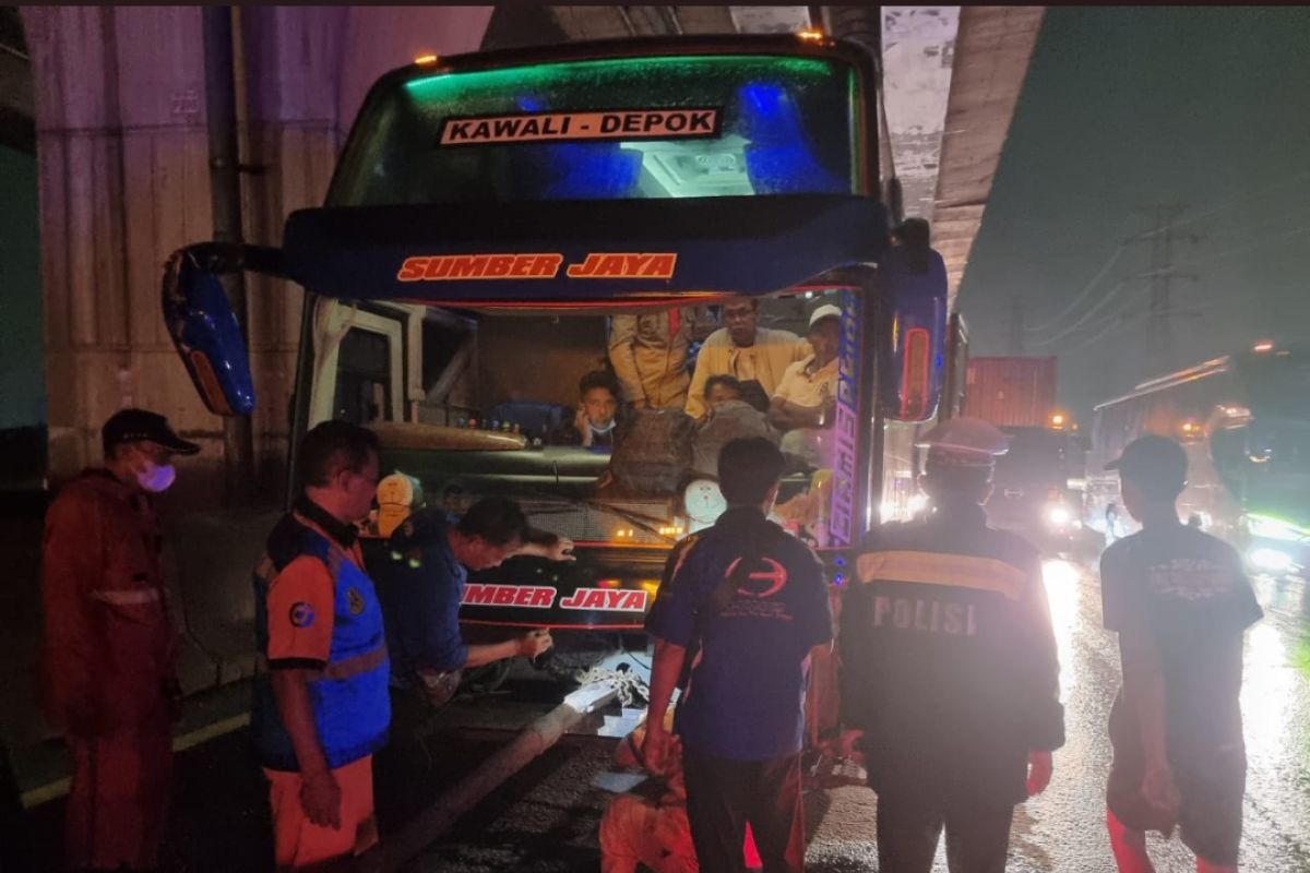 Bus tabrakan, Jalur Tol Cikarang hingga Karawang macet