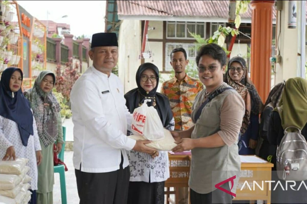 PGRI Padang Panjang salurkan ratusan paket lebaran, bantu guru dan tenaga pendidikan