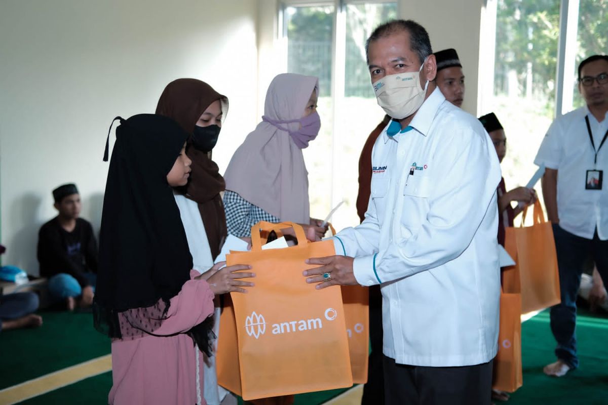 Antam berikan bantuan sembako untuk anak yatim di wilayah operasional