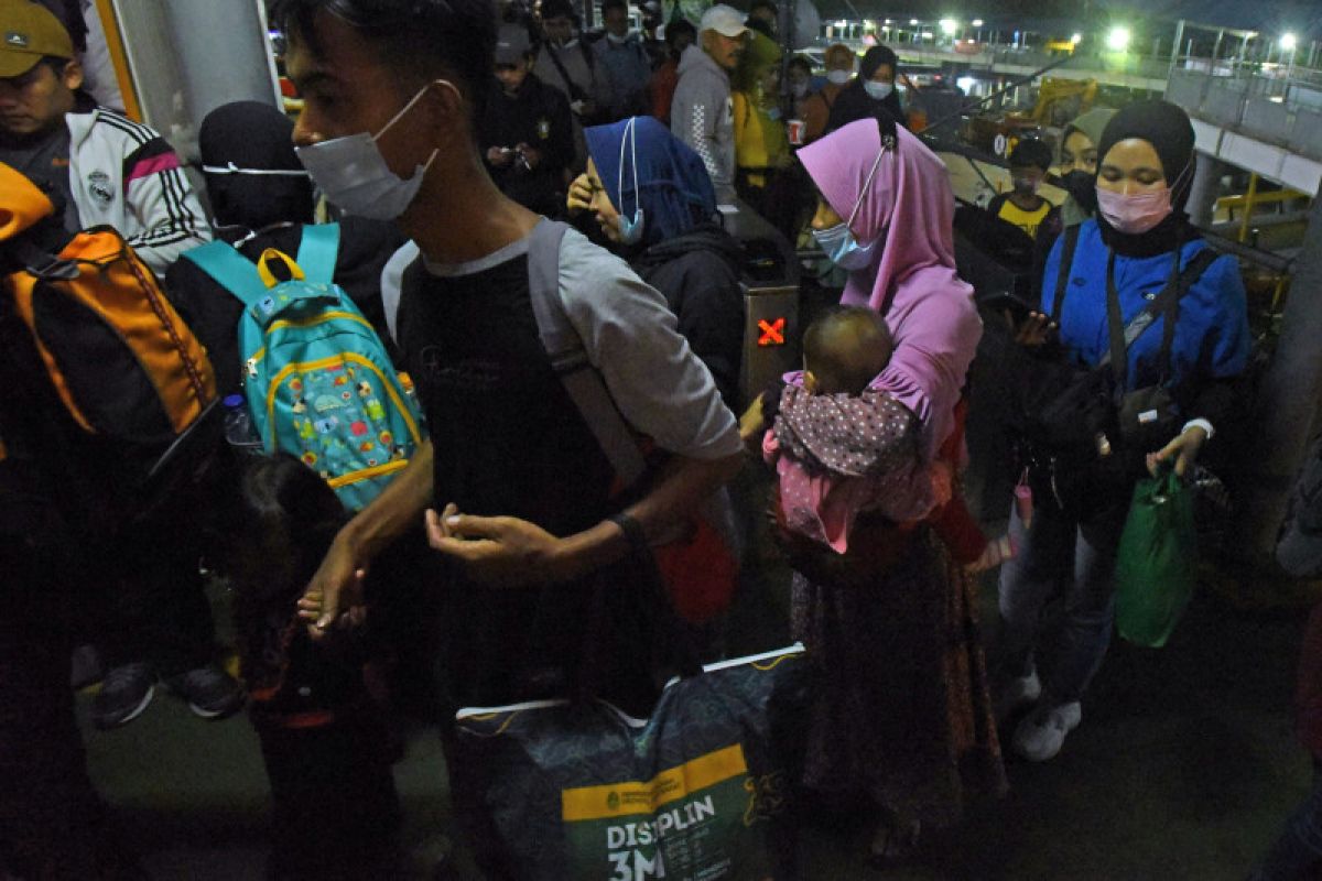 Puncak arus mudik di Pelabuhan Merak dan Bandara Soetta lampaui tahun 2019