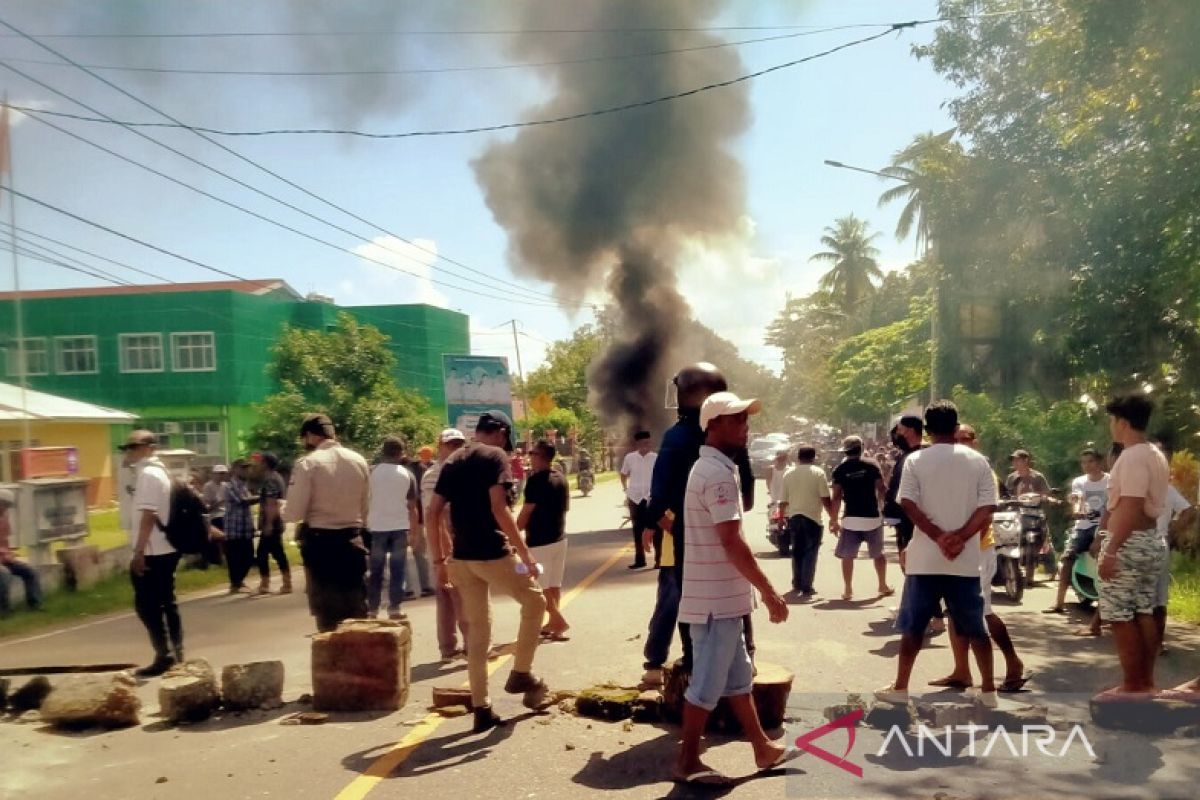 Polisi buka blokir jalan di Tulehu Maluku buntut protes tentang raja