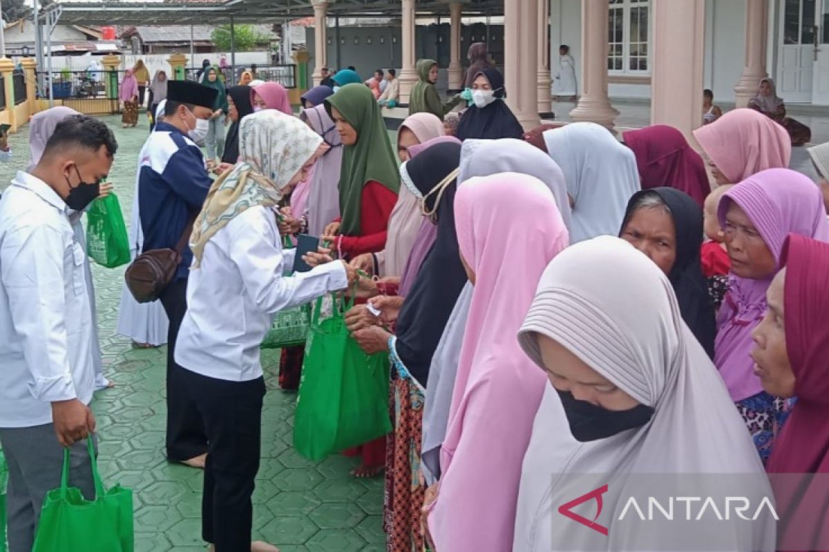 PMI Kabupaten Bangka Tengah bagikan ratusan masker medis