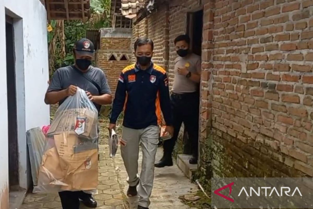 Bubuk petasan meledak rusak rumah di Madiun, seorang korban terluka bakar