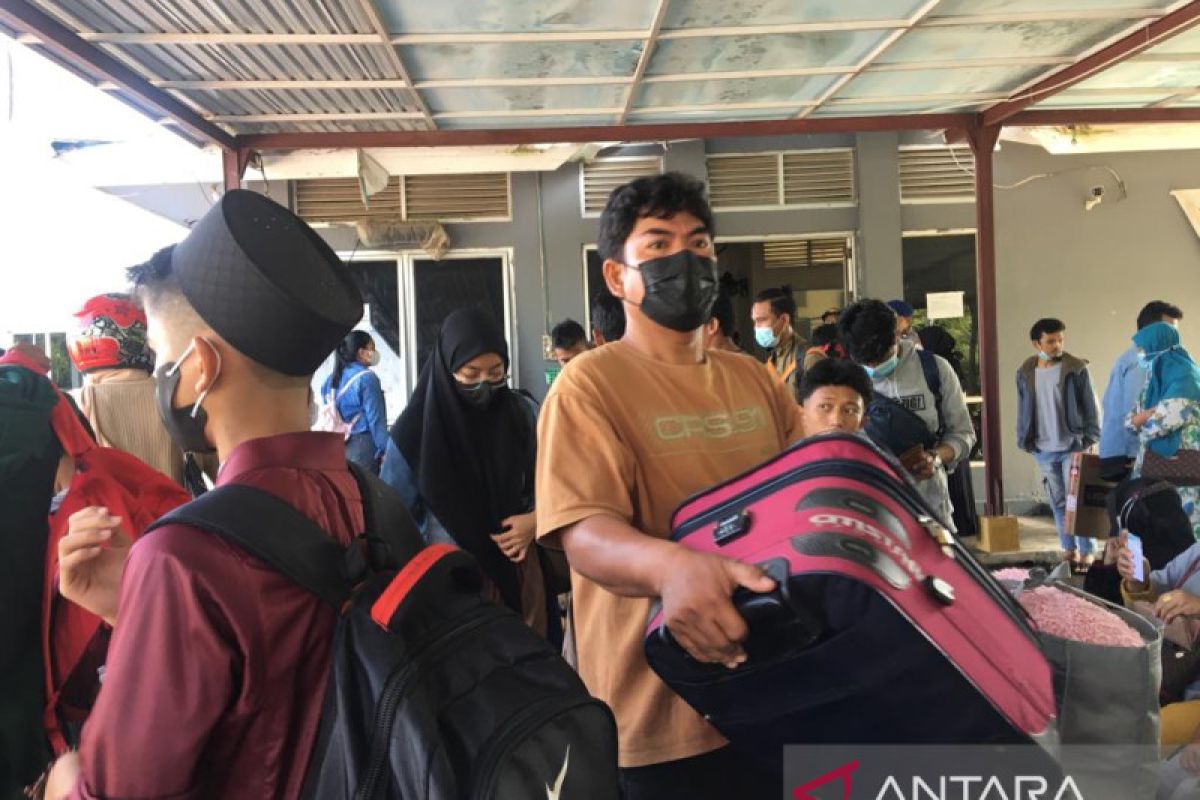 Pemudik mulai padati pelabuhan Roro Kuala Tungkal