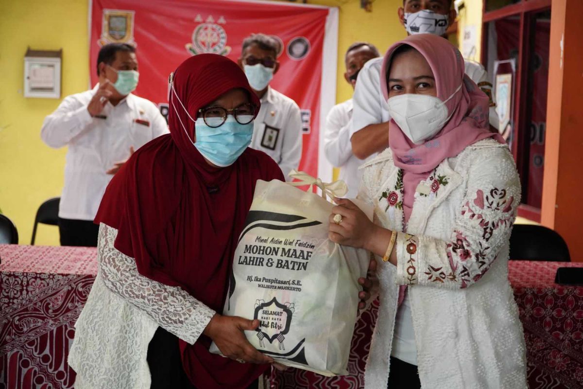 Ning Ita bagikan sembako ke ketua RT/RW dan LPM Kota Mojokerto