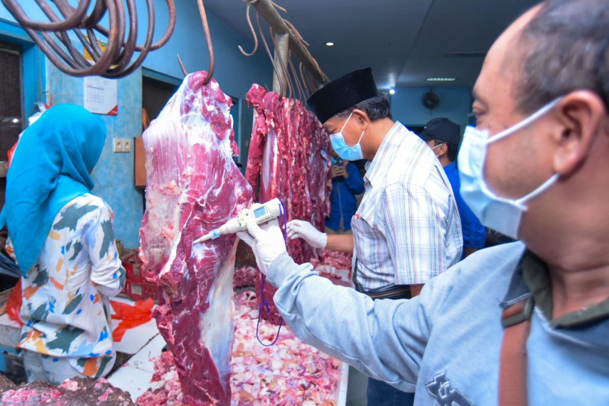 Pastikan laik konsumsi, petugas sidak daging sapi-ayam di pasar tradisional Banyuwangi