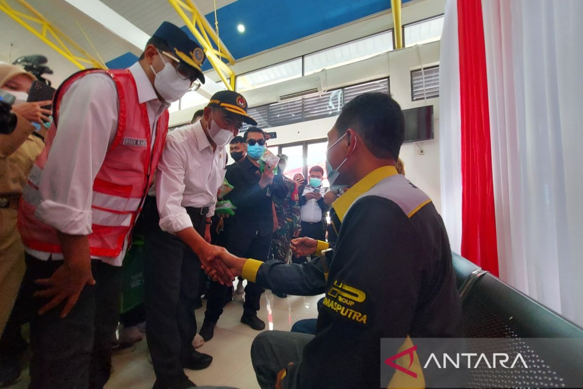 Tinjau terminal, Menko PMK minta sopir bus mudik tak lalai