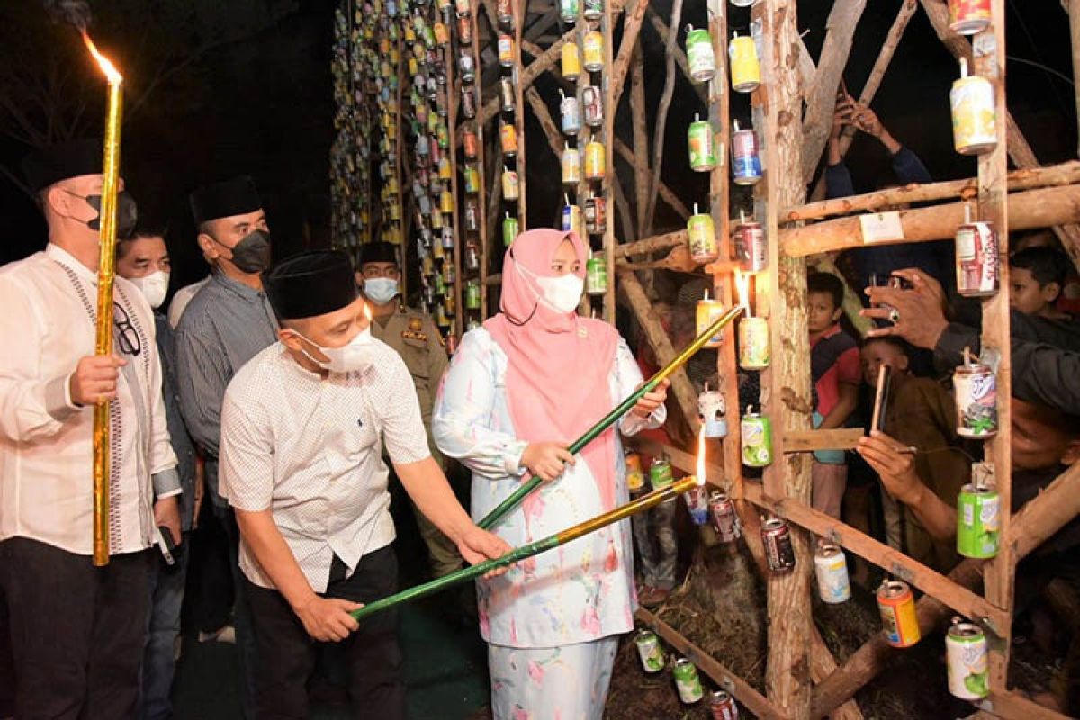 Buka festival lampu colok, Bupati Kasmarni ajak lestarikan budaya Melayu