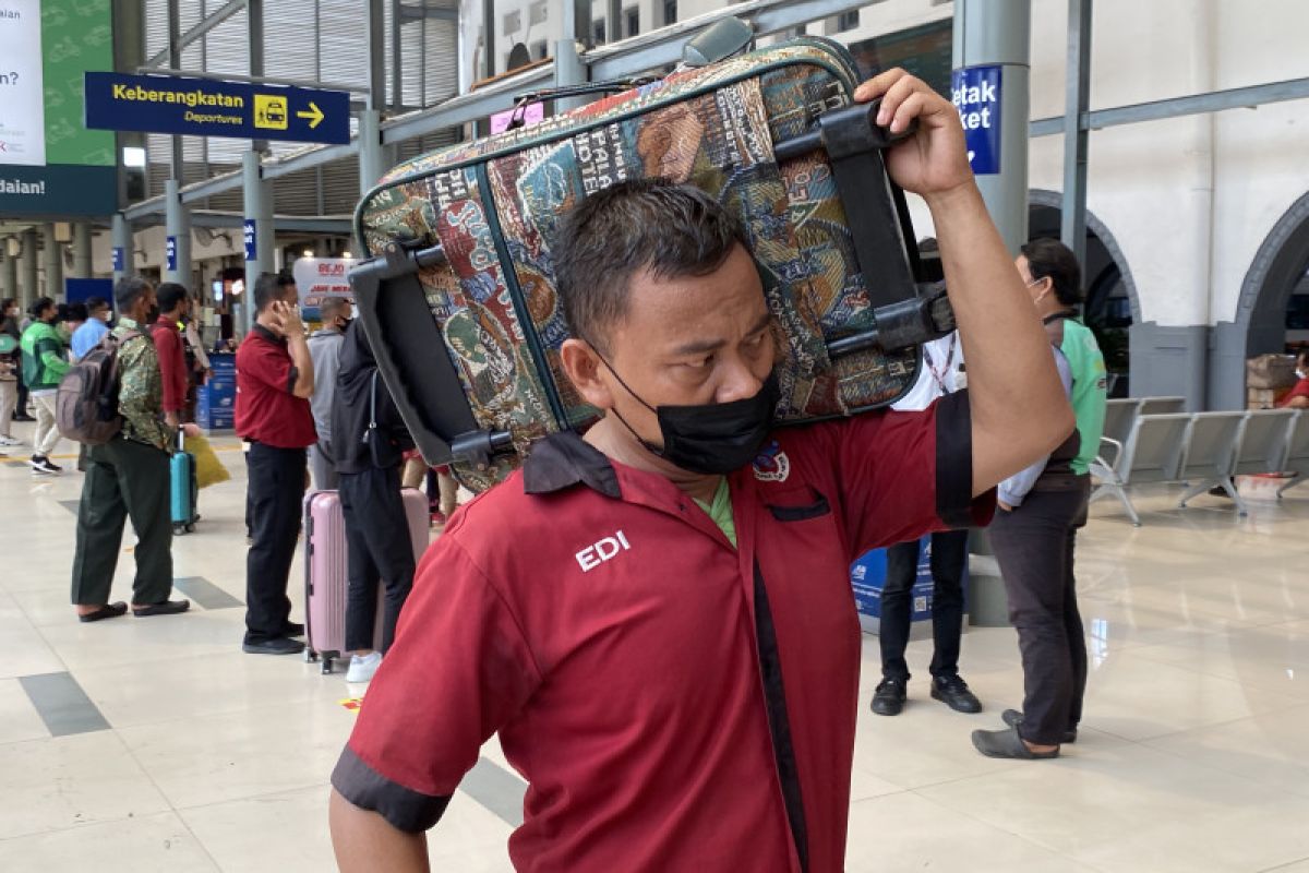 Porter stasiun rasakan berkah mudik diizinkan lagi