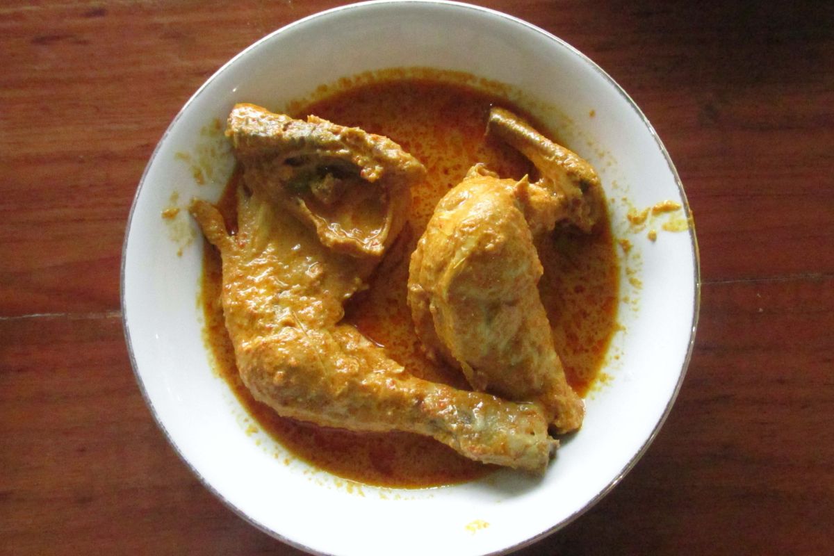 Gulai ayam khas Padang untuk menu Lebaran