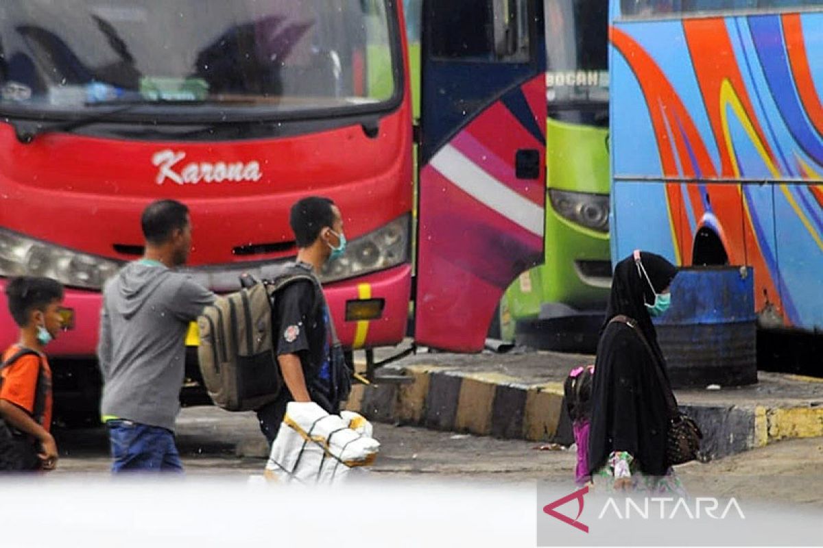 Pemudik mulai ramai turun di Terminal Rajabasa Lampung