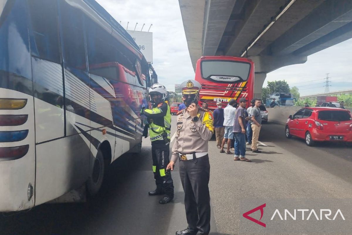 Polisi evakuasi bus mogok penyebab kemacetan di Tol Jakarta-Cikampek