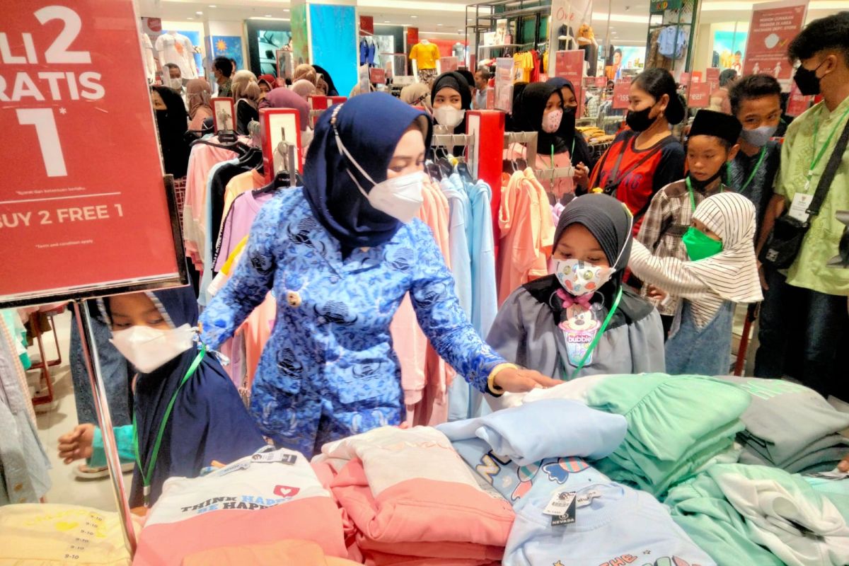 Wali Kota Mojokerto ajak puluhan anak yatim belanja baju Lebaran