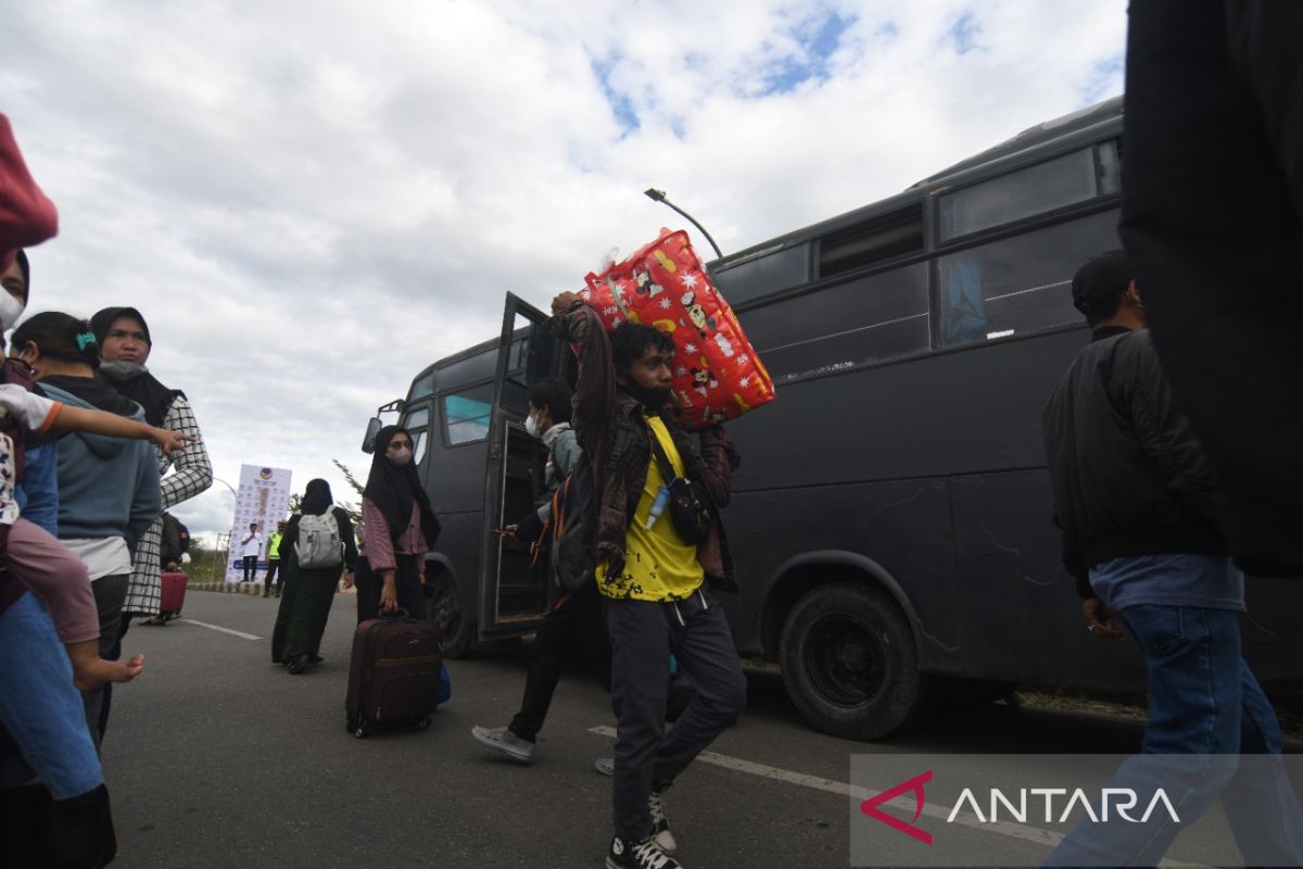 NasDem Sulteng berangkatkan 566 pemudik ke kampung halaman