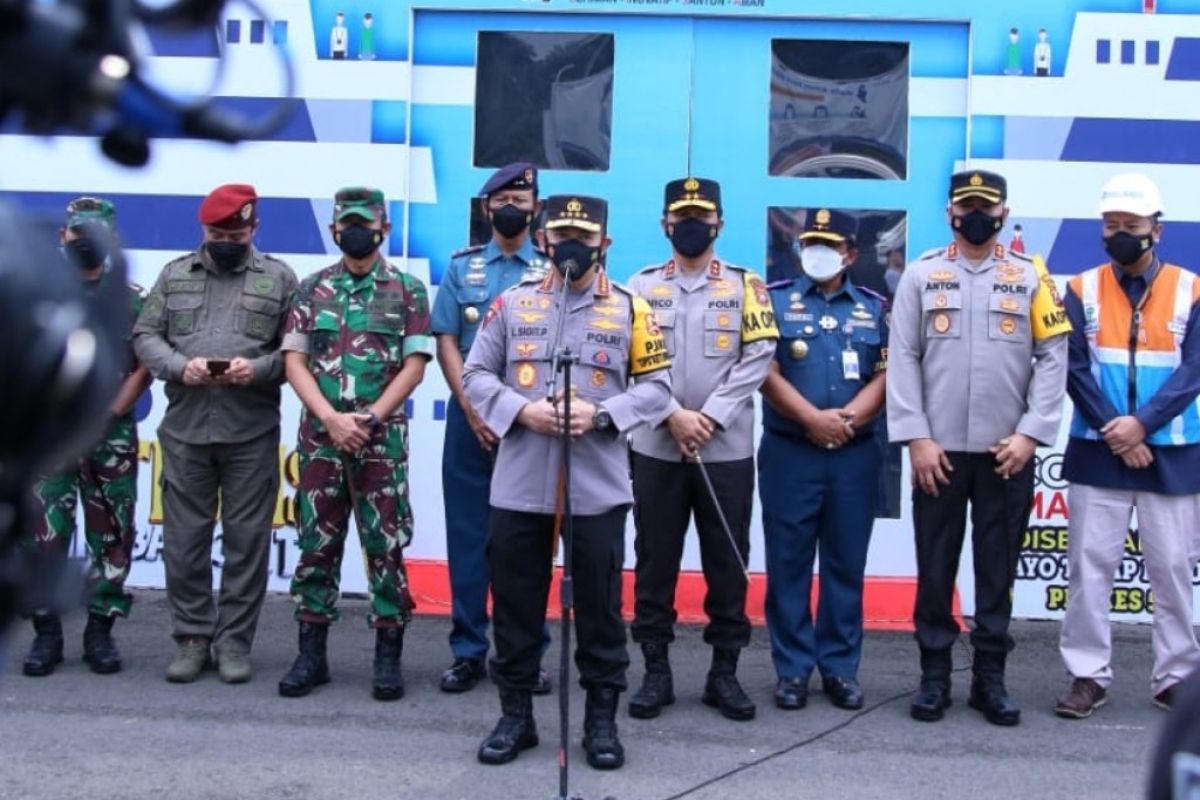 Tinjau Pelabuhan Tanjung Perak, Kapolri: Transportasi laut alternatif kurangi kemacetan arus mudik