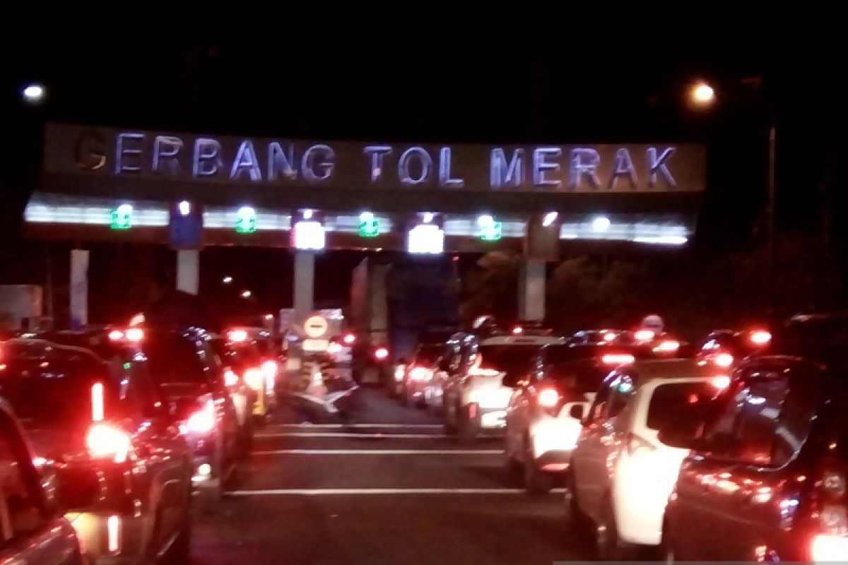 Arus lalu lintas di Gerbang Tol Merak, Banten terpantau padat