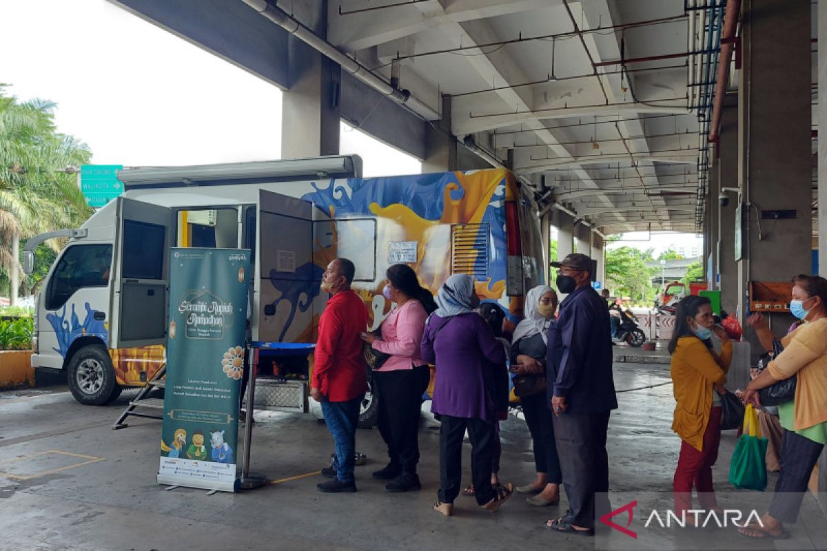 Masyarakat padati layanan penukaran uang di Terminal Pulo Gebang