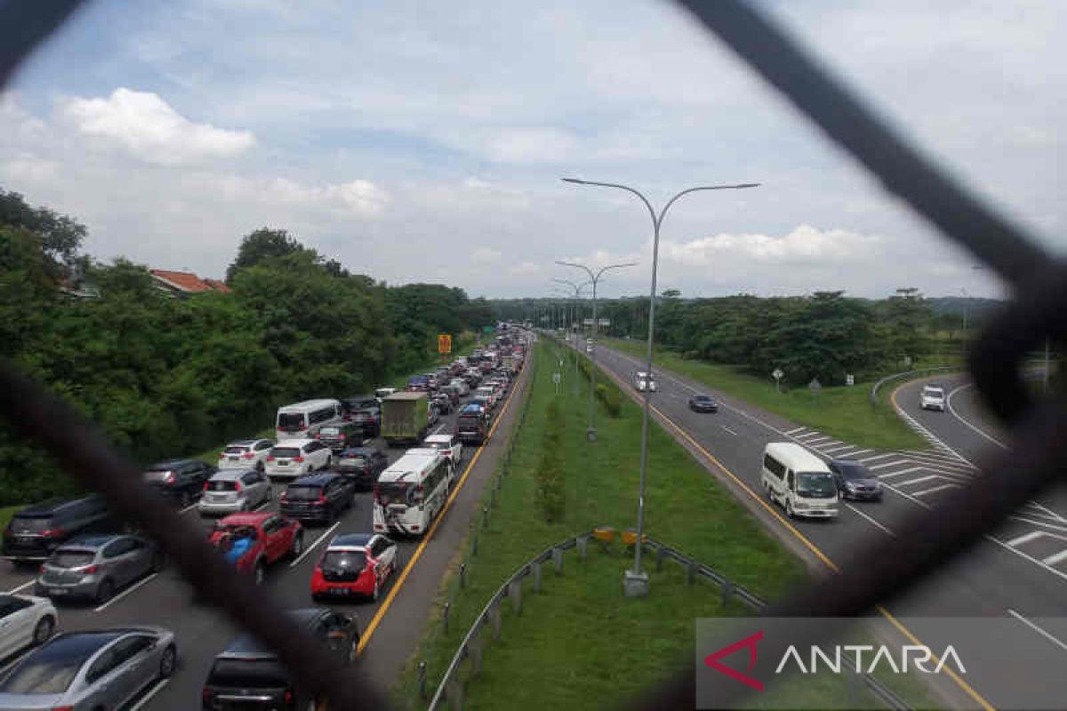 Jalur Tol Palikanci tersendat akibat adanya bus terperosok di KM 210