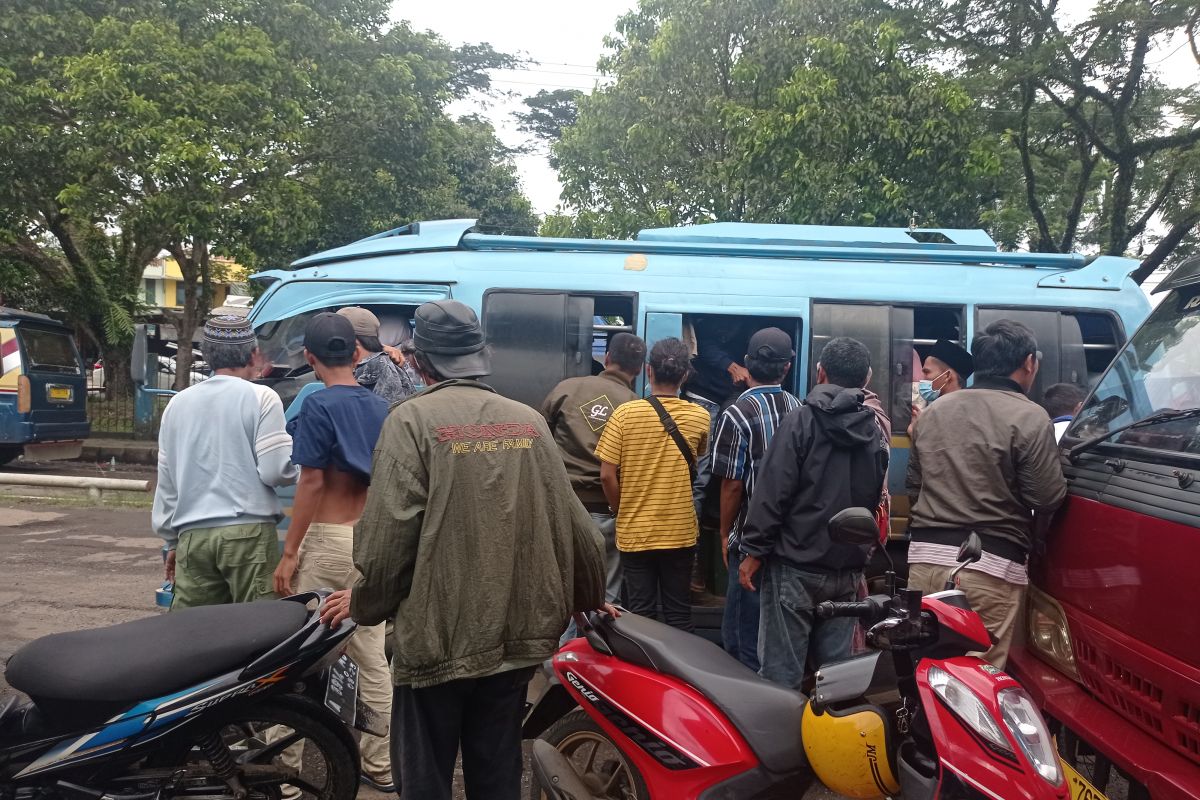 Pemudik melalui Terminal Mandala Rangkasbitung meningkat